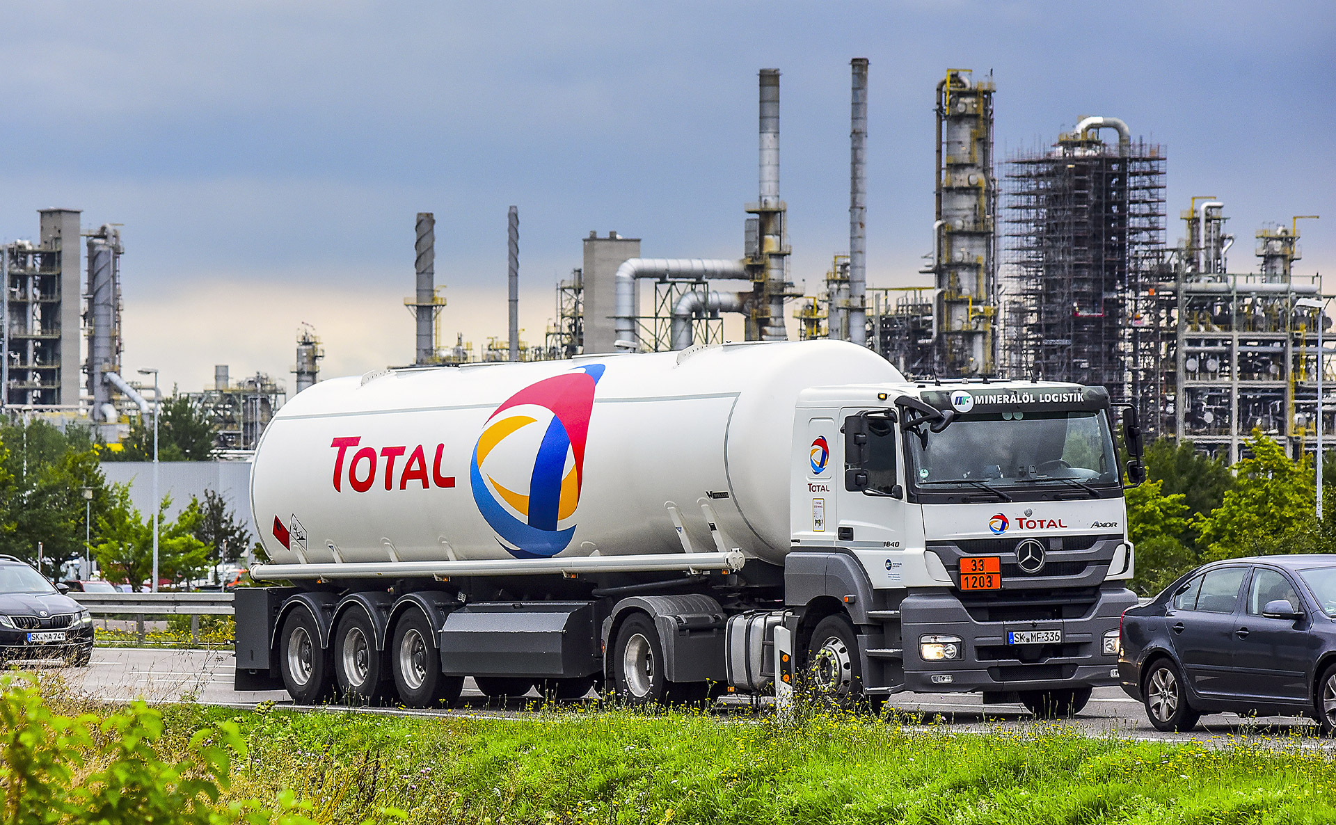 Total company. Тотал французская нефтяная компания. Франция НПЗ total. Total Energies французская компания. Тоталь Франция.